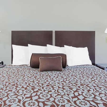 Days Inn By Wyndham Market Center Dallas Love Field Εξωτερικό φωτογραφία
