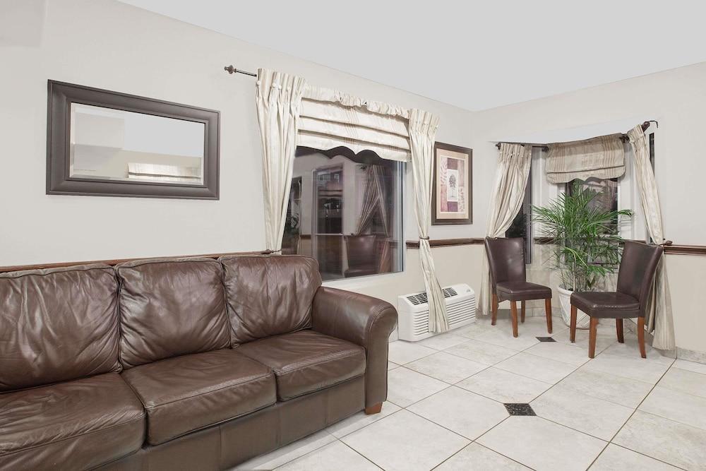 Days Inn By Wyndham Market Center Dallas Love Field Εξωτερικό φωτογραφία