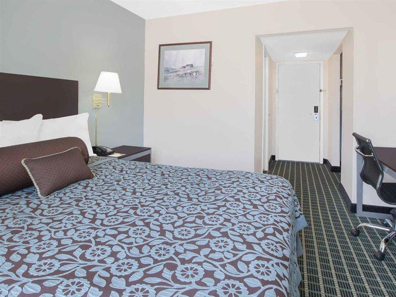 Days Inn By Wyndham Market Center Dallas Love Field Εξωτερικό φωτογραφία