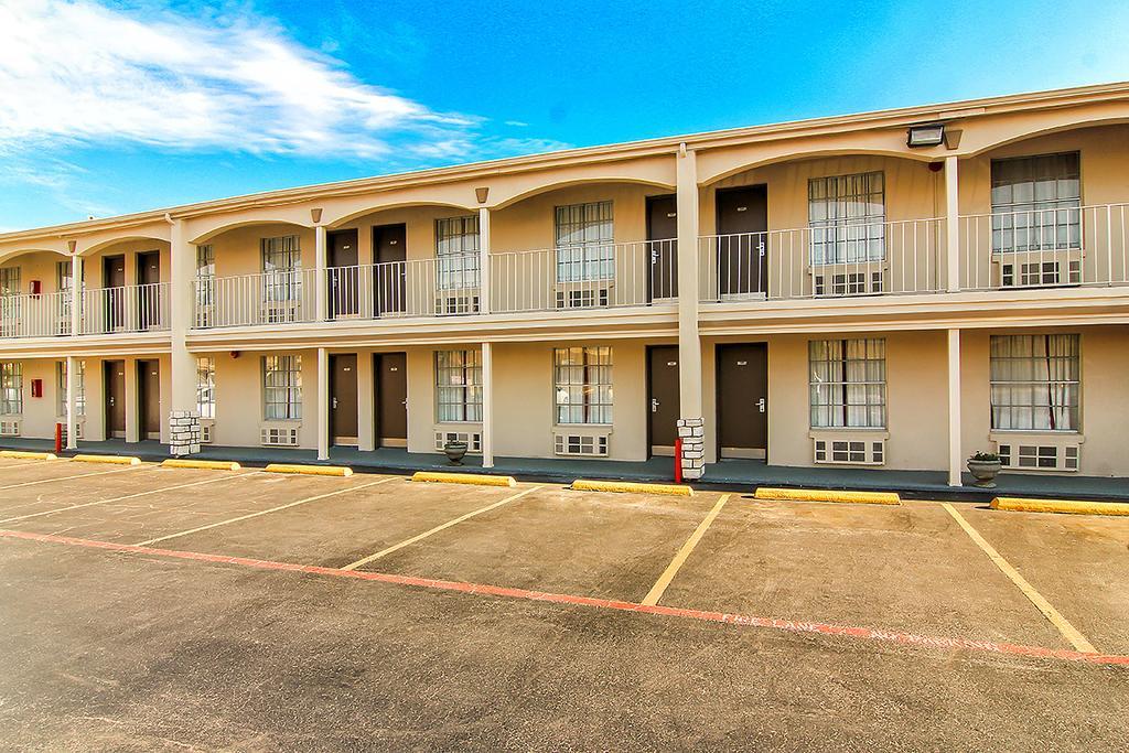 Days Inn By Wyndham Market Center Dallas Love Field Εξωτερικό φωτογραφία