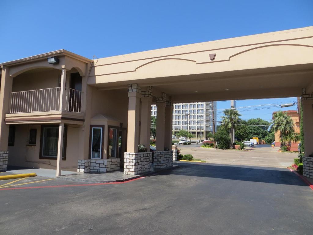 Days Inn By Wyndham Market Center Dallas Love Field Εξωτερικό φωτογραφία