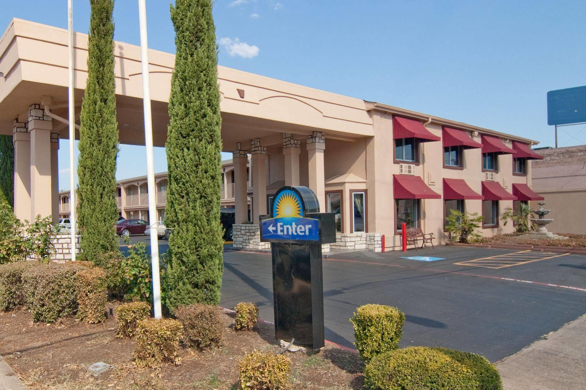 Days Inn By Wyndham Market Center Dallas Love Field Εξωτερικό φωτογραφία